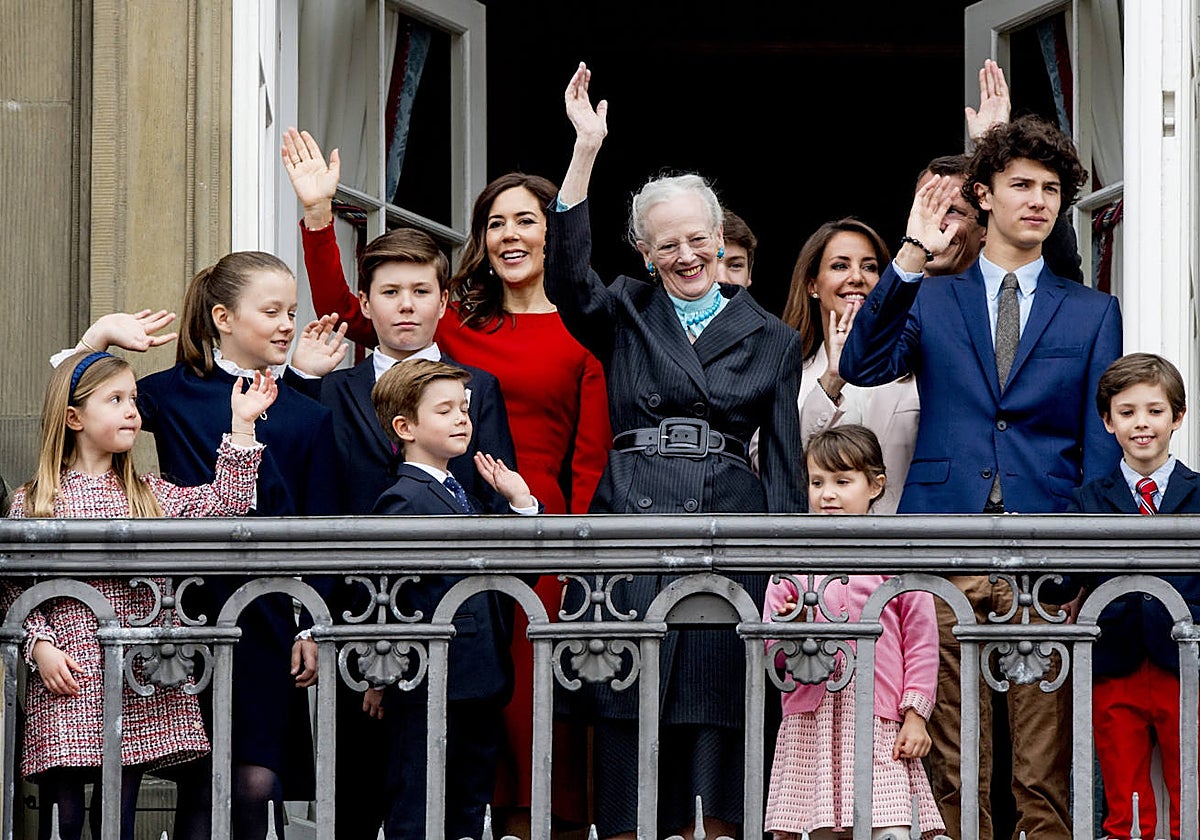 La Reina Margarita de Dinamarca junto a sus nietos