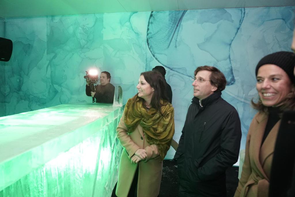 El alcalde y la ministra visitaron el bar de hielo. Un curioso bar donde todo es de hielo, incluidos los vasos.