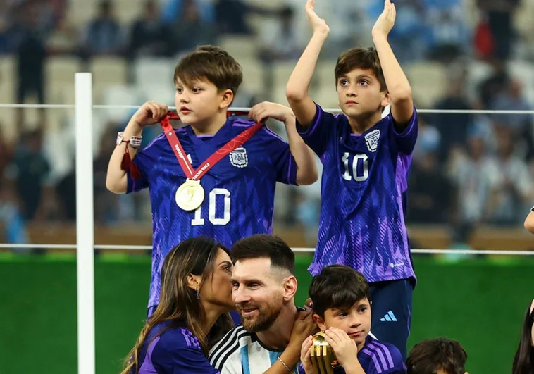 El emotivo reencuentro de Messi con su mujer y sus hijos tras ganar el Mundial