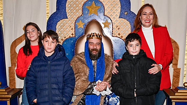 Rosario con sus tres hijos, en el Parque Warner de Madrid, visitando a los Reyes Magos.