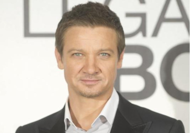 Jeremy Renner, Ojo de Halcón en Marvel, en estado «crítico pero estable» tras sufrir un accidente mientras quitaba la nieve