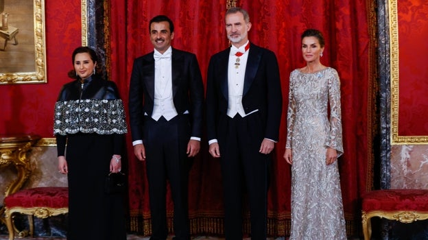 Los Reyes durante la recepción al emir de Catar y su mujer