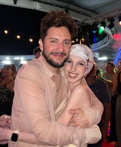 Manuel Carrasco: Tú dijiste «la vida son los recuerdos con las personas» yo nunca olvidaré los momentos que hemos vivido juntos, encima y debajo del escenario junto a tu ángel de la guarda, tu hermana @emihupa Tú siempre sonriendo, aún con lágrimas… No he conocido a nadie tan valiente, tan especial y con tanto amor a la vida como tú. Mi niña Elena, hoy todos te lloramos con rabia, porque la vida es tan injusta a veces… Has peleado tanto y nunca te has rendido, siempre de frente. Nos has dejado toda una lección de vida. Allá donde estés tu luz sigue brillando. Te queremos preciosa. Pd: Aquí pongo muchos de los recuerdos imborrables contigo , sintiendo la música que tanto te apasionaba.