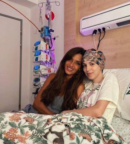 Sara Carbonero: Querida Elena, qué día tan triste, qué vacío tan grande y qué injusta es la vida. Cómo duele… Aún no me puedo creer que no vaya a escuchar nunca más tu dulce voz, que no podamos intercambiar canciones de madrugada ni disfrutar de todos los conciertos que nos quedaban por vivir. Hace unos días hablamos por teléfono para despedirnos pero en lo más profundo de mí, tenía la esperanza, igual que tú, de que eso no ocurriera. Me consuela pensar que te llevas además de un pedazo de nuestro corazón una infinidad de momentos bonitos, de esos que saboreabas como nadie. Porque nunca he conocido a nadie que amara la vida tanto como tú. Siempre con tu sonrisa, tu gratitud, tu generosidad, tu preocupación por todo el mundo y tus ganas infinitas. Siempre viendo el vaso medio lleno y animando a los demás. Me has enseñado e inspirado tanto, tanto. Ya te lo dije. Me cambiaste la vida. Has sido un regalo y te seguiré dando las gracias todos los días por aparecer aquella tarde en Gran Vía. Cuando nos cruzamos y ya no pudimos separarnos. Ya sabes que no creo mucho en las casualidades pero sí en el destino caprichoso. Descansa tranquila, mi niña. Cuidaremos de Emi, tu mitad. Otro ejemplo de amor y de coraje. Le recordaré a menudo lo mucho que la admiro y la gran mujer que es. Todo estará bien por aquí abajo pero un poco más oscuro. Porque nos falta tu luz, porque eras faro brillando. Única e irremplazable. Porque en tus apenas 20 años comprendiste mejor que mucha gente de qué va esto de la vida y nos diste una lección, sin pretenderlo. Porque hace falta en este mundo mucha más gente como tú. Dicen que solo muere lo que se olvida. Yo te recordaré eternamente. Mis niños también. Hicisteis muy buenas migas, les hablaré mucho de ti y de todas nuestras aventuras juntas. De la amiga más especial y valiente que se puede tener. Te pondré siempre como ejemplo de cómo plantarle cara a la adversidad. Gracias por todo lo que me has ayudado y enseñado. Ojalá haber tenido algo más de tiempo para bailar. Te voy a echar mucho de menos. Nada va a ser lo mismo. Vuela alto como esas libélulas que tanto nos gustan. Te quiero muchísimo.