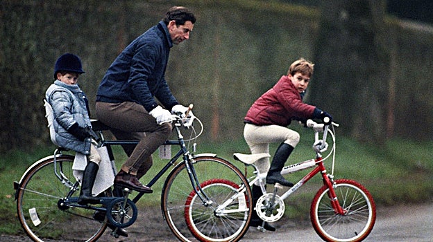 Carlos III de Inglaterra junto a sus dos hijos, Harry y Guillermo