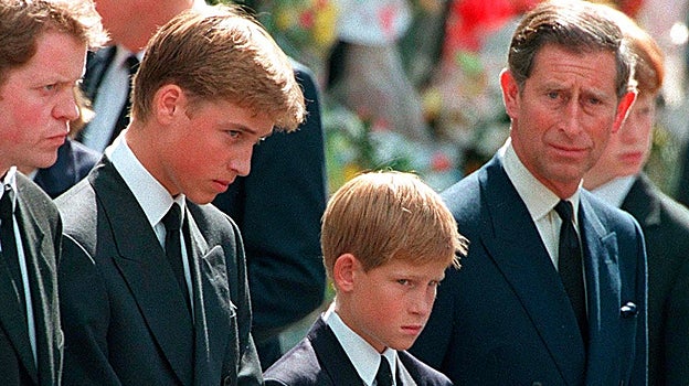Guillermo y Harry junto a su padre Carlos III