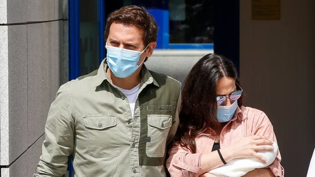 Albert Rivera y Malú saliendo del hospital con su hija Lucía