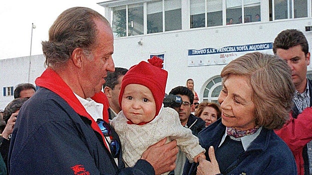 La Infanta Elena envía a su hijo Froilán a vivir con su abuelo en Abu Dabi