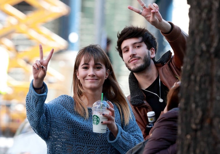 'Socialité' confirma la relación de Aitana y Sebastián Yatra con un beso