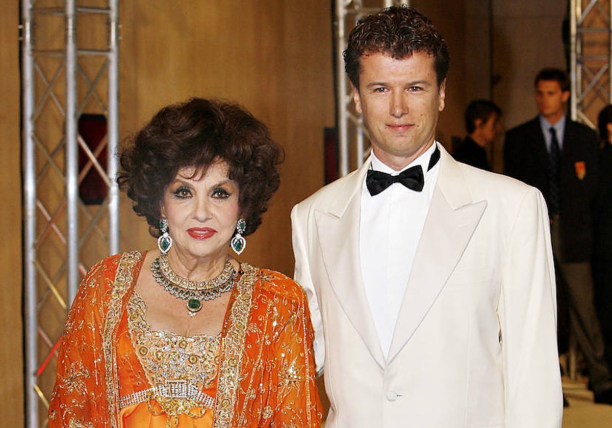 Gina Lollobrigida y Javier Rigau posando durante la 58º edición de la gala de la Cruz Roja en 2006