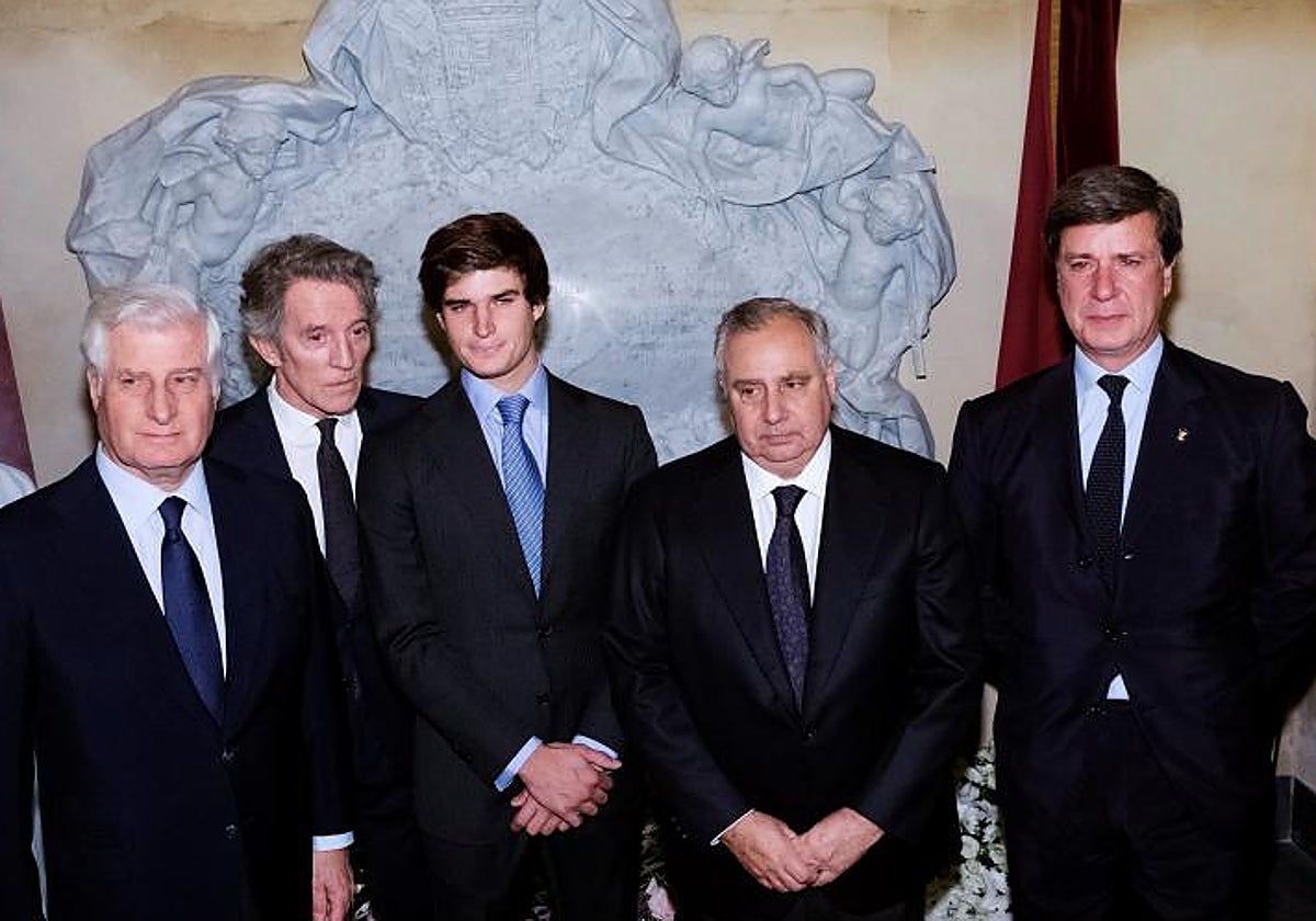 Los hijos de la Duquesa de Alba, Carlos, Duque de Alba (i); Fernado y Cayetano Martínez de Irujo, junto al viudo Alfonso Díez (2i), y el nieto Carlos Martínez de Irujo