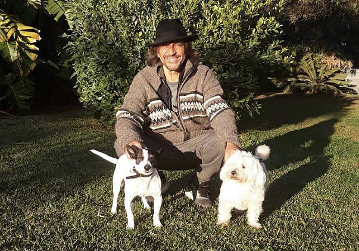 Antonio Carmona junto a su perro Kiro