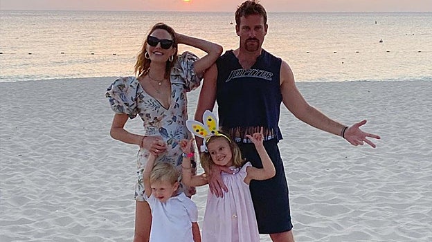 El actor junto a su esposa Elizabeth Chamber y sus dos hijos