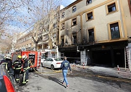 El devastador incendio que ha destrozado una colchonería en Córdoba, en imágenes