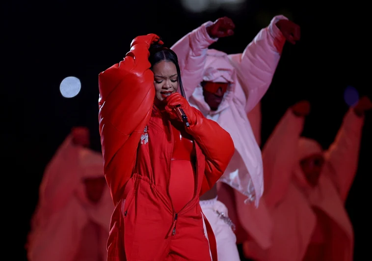 Rihanna confirma su segundo embarazo durante la Super Bowl