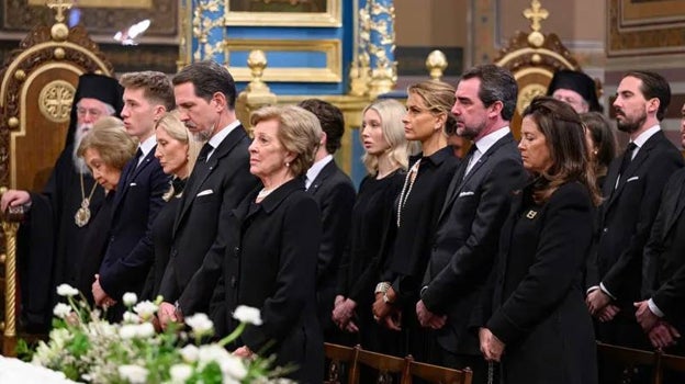 Doña Sofía y las infantas Elena y Cristina acuden a la liturgia funeraria en memoria de Constantino de Grecia