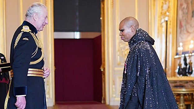 El Rey entregó la medalla de la Orden del Imperio a la rockera Skunk Anansie