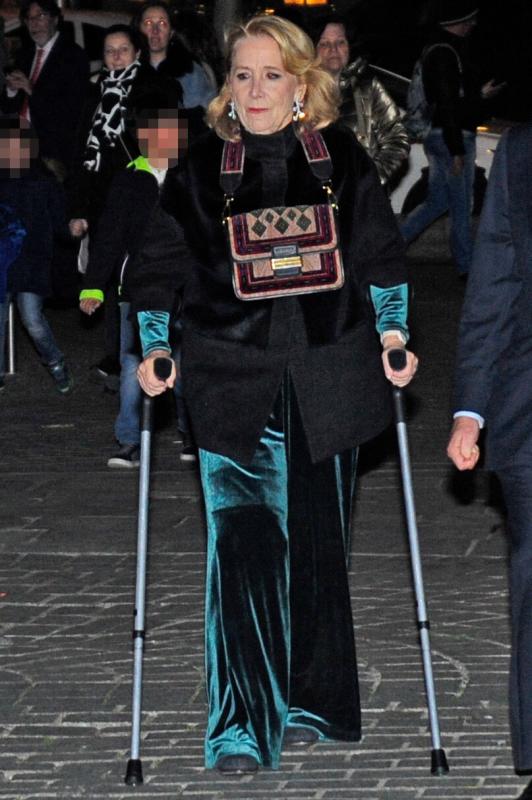 Esperanza Aguirre llegó al Teatro Real con muletas, por lo que tuvo que llevar el bolso en el cuello