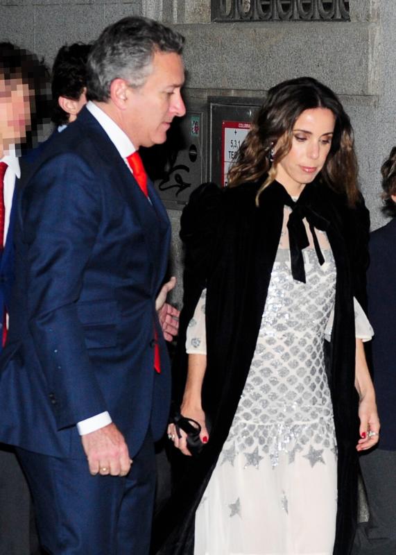 Ana Aznar Botella y Alejandro Agag con sus hijos llegan al Teatro Real