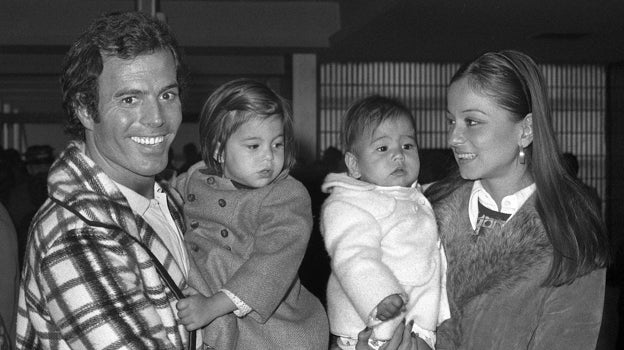 Julio Iglesias con Isabel Preysler y sus hijos, Chabeli y Julio José