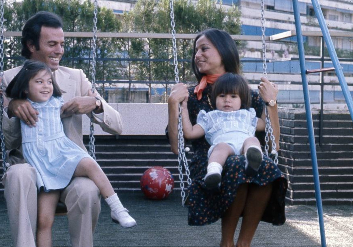 Julio Iglesias con Isabel Preysler y sus hijos, Chabeli y Julio José