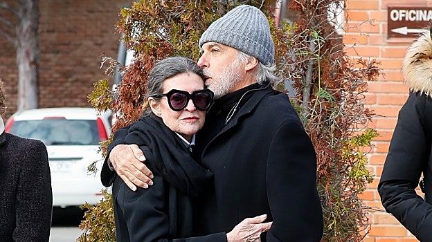 Cristina Macaya abrazada a Paco Arango, durante el funeral de Plácido el 18 de febrero de 2020