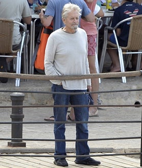 Imagen secundaria 2 - Arriba; Cristina Macaya con Plácido Arango, al que estuvo unida durante 17 años. Izquierda; Cristina Macaya junto al sacerdote mallorquín y amigo Bartomeu Català. Derecha; El actor Michael Douglas