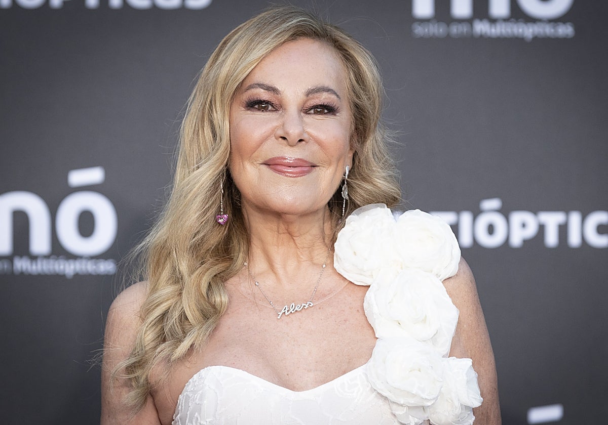 Ana Obregón en el 'photocall' de un evento de Multiópticas