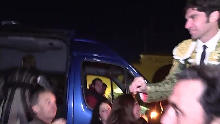 Eva González reacciona, con indiferencia y una sonrisa, a la nueva relación de Cayetano Rivera