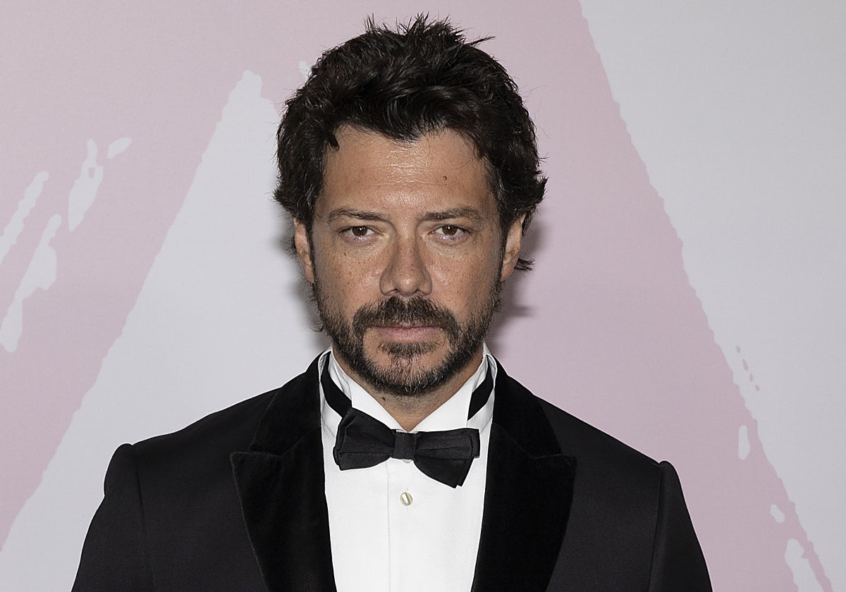 Álvaro Morte en el 'photocall' de un evento contra el cáncer en Madrid