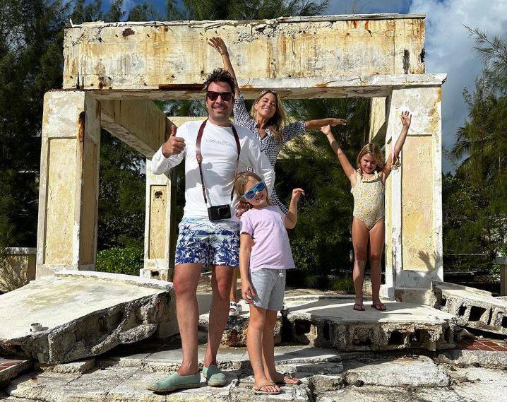 El popular presentador Jimmy Fallon, disfrutando de las vacaciones las pasadas Navidades, posa con su mujer y sus hijas Winnie Rose y Frances Cole, que nacieron en 2013 y 2014 respectivamente por el mismo método.