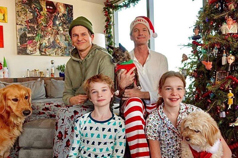 El actor y cómico Neil Patrick Haris y su marido, el cocinero David Burtka, también optaron por un vientre de alquiler para poder convertirse en padres. En octubre de 2010 llegaron sus mellizos, Gideón Scott y Harper Grace, que habitualmente aparecen en sus redes sociales.