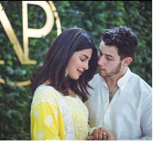El cantante Nick Jonas y su pareja Priyanka Chopra fueron padres en enero de 2021 a través de un vientre subrogado. La pequeña tuvo que pasar unos primeros meses ingresadas por graves problemas de salud pero fue dada de alta a los cuatro meses.
