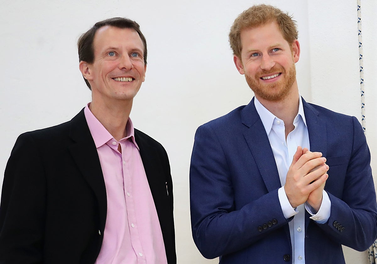 Joaquín de Dinamarca junto al príncipe Harry