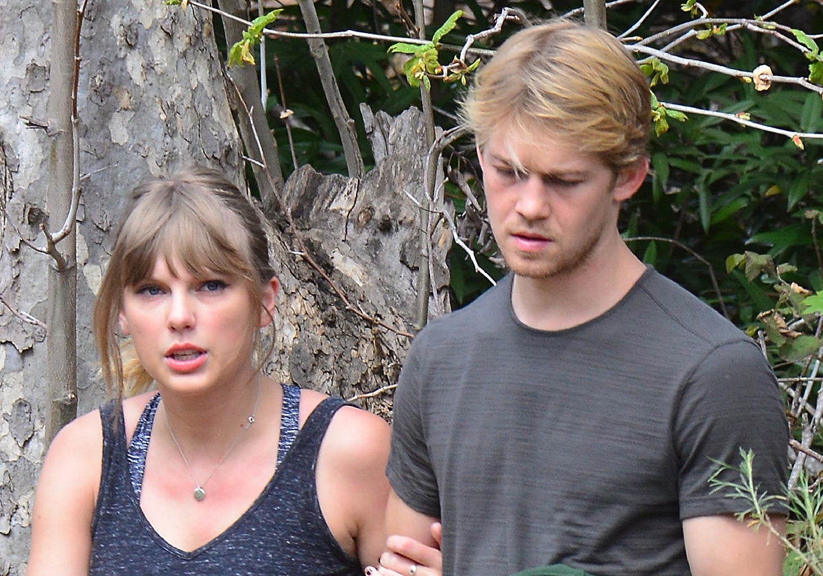 Taylor Swift y Joe Alwyn en Malibú en una foto de archivo