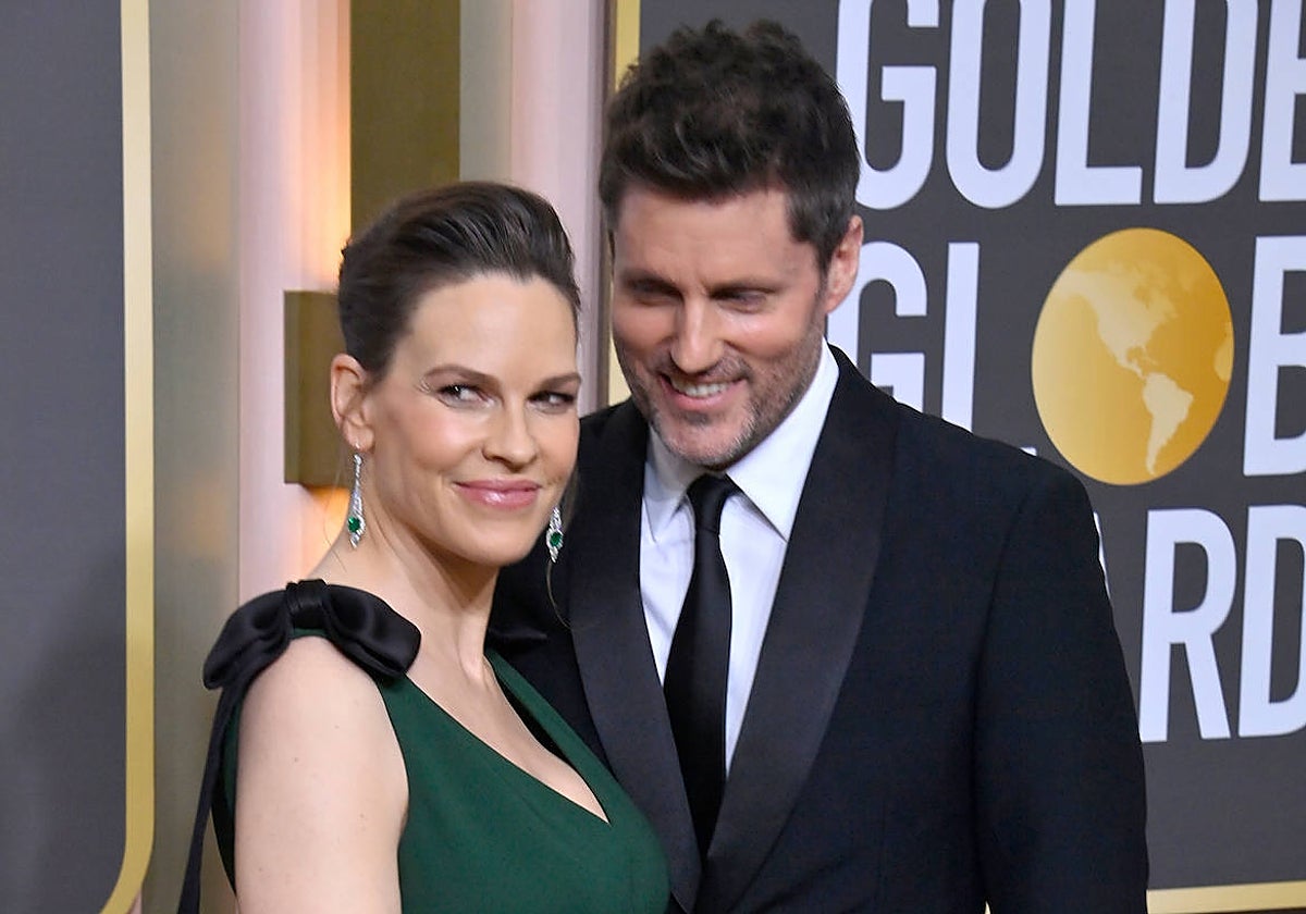 Hilary Swank junto a su marido