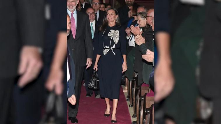 La Reina Letizia vuelve al trabajo tras sus vacaciones con un look atemporal y versátil