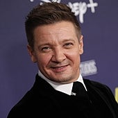 Jeremy Renner vuelve a pisar una alfombra roja tras estar a punto de perder la vida