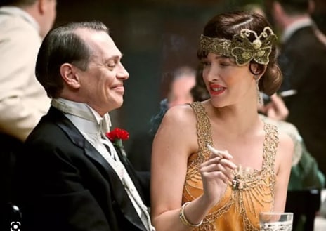 Imagen secundaria 1 - Arriba., Paz de la Huerta en una escena.  de la serie 'Boardwalk Empire', donde hace de novia del heroa.  Izquierda., otra secuencia de la actriz en la ficción.  Derecha., junto a su amigo el Actor Jack Nicholson en un estreno 