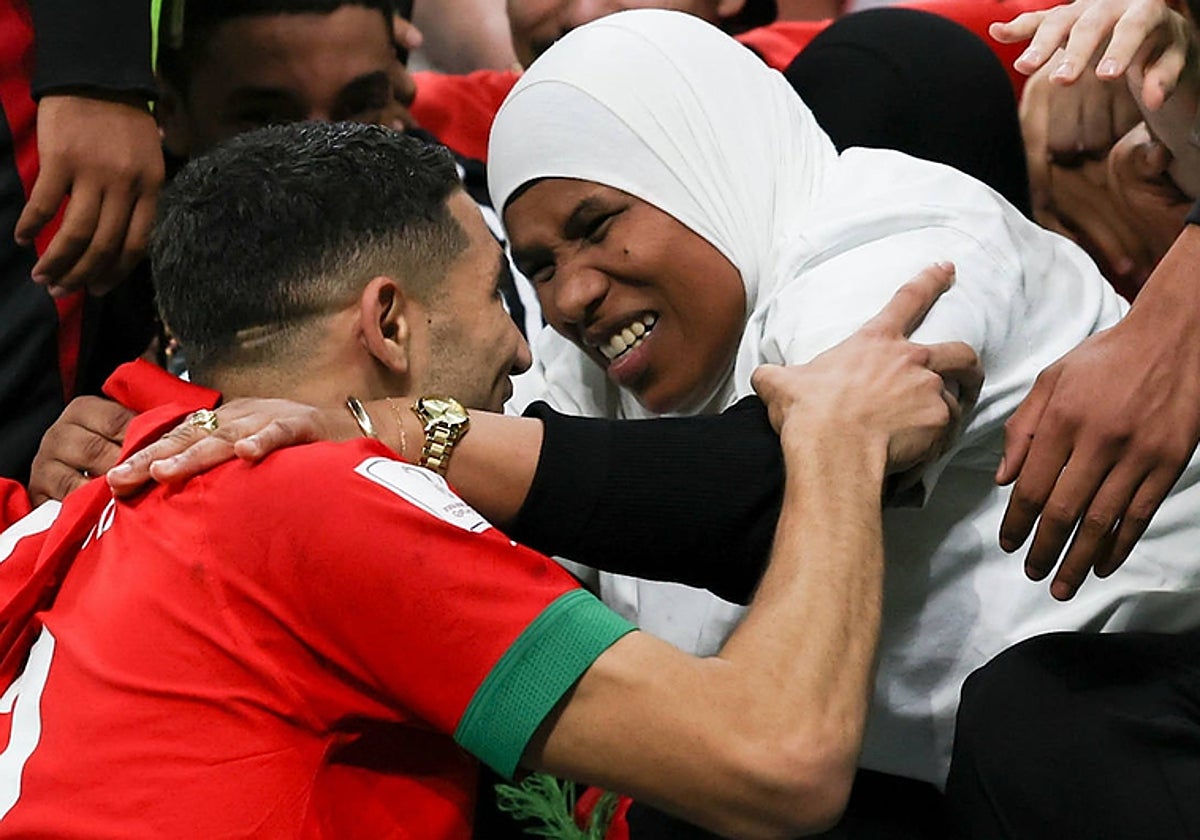 El futbolista Achraf Hakimi junto a su madre Saida Mouh