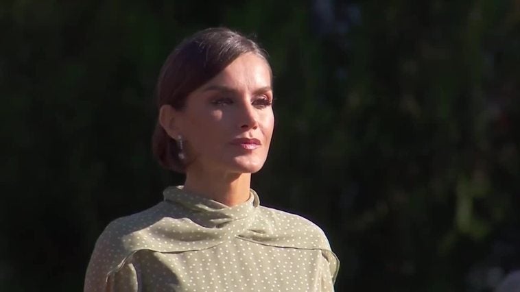 La Reina Letizia recupera su vestido verde de lunares con 'efecto capa'
