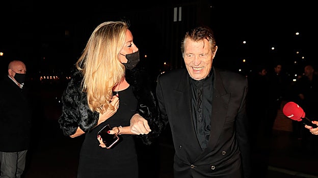 Ramiro Oliveros junto a su hija Iris en el funeral de Concha Márquez Piquer