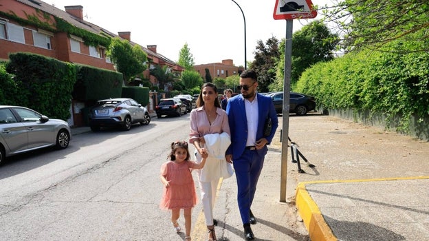 Gema Aldón con su hija y su pareja llegando a la iglesia