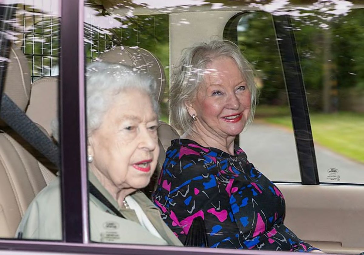 La Reina Isabel II con Angela Kelly