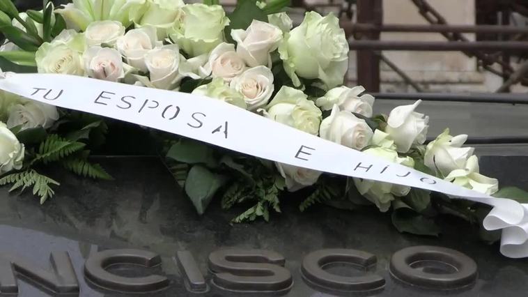 Isabel Pantoja celebra su 40 aniversario de boda con un ramo de flores en el mausoleo de Paquirri