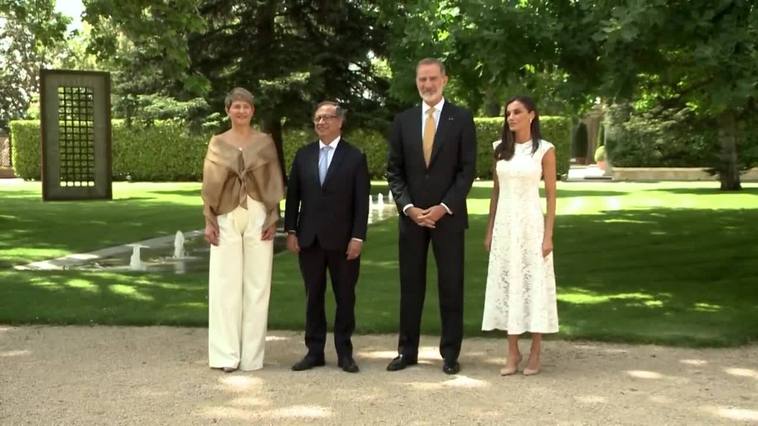 Doña Letizia recupera uno de sus vestidos "low cost" de encaje blanco