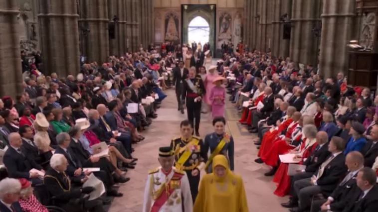 La Reina Letizia luce un estilismo rosa de Carolina Herrera en la coronación del Rey Carlos III