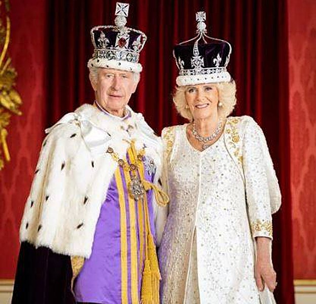 Los retratos oficiales de la coronación de los Reyes Carlos y Camilla