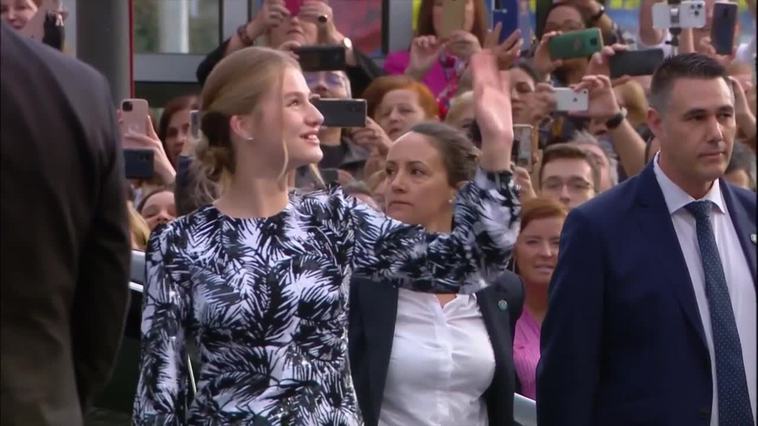 La princesa Leonor celebra su graduación acompañada por sus padres y su hermana