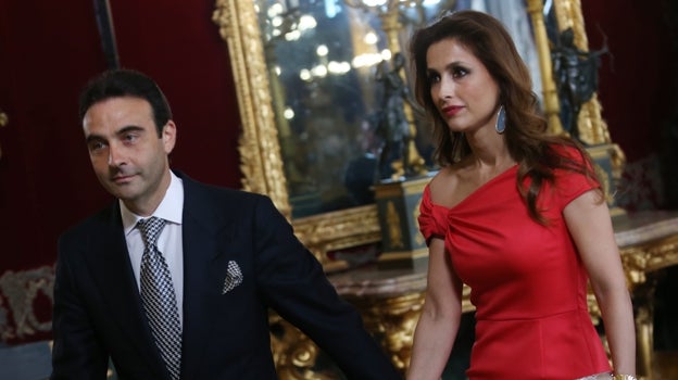 Paloma Cuevas y Enrique Ponce durante una recepción en el Palacio Real